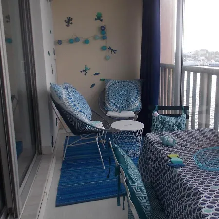 Nice With Terrace On The Sea Front Apartmán